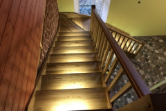 Tammest L-kujuline trepp Led tuledega