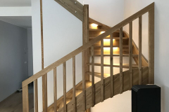 Tammest U-kujuline trepp LED tuledega